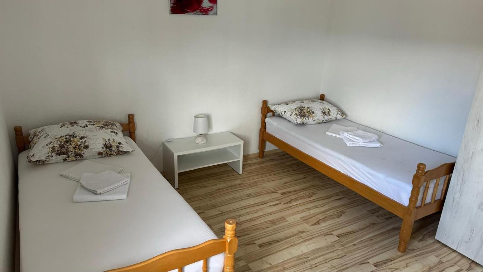 Apartman Malekin Apartamento Prozor Exterior foto