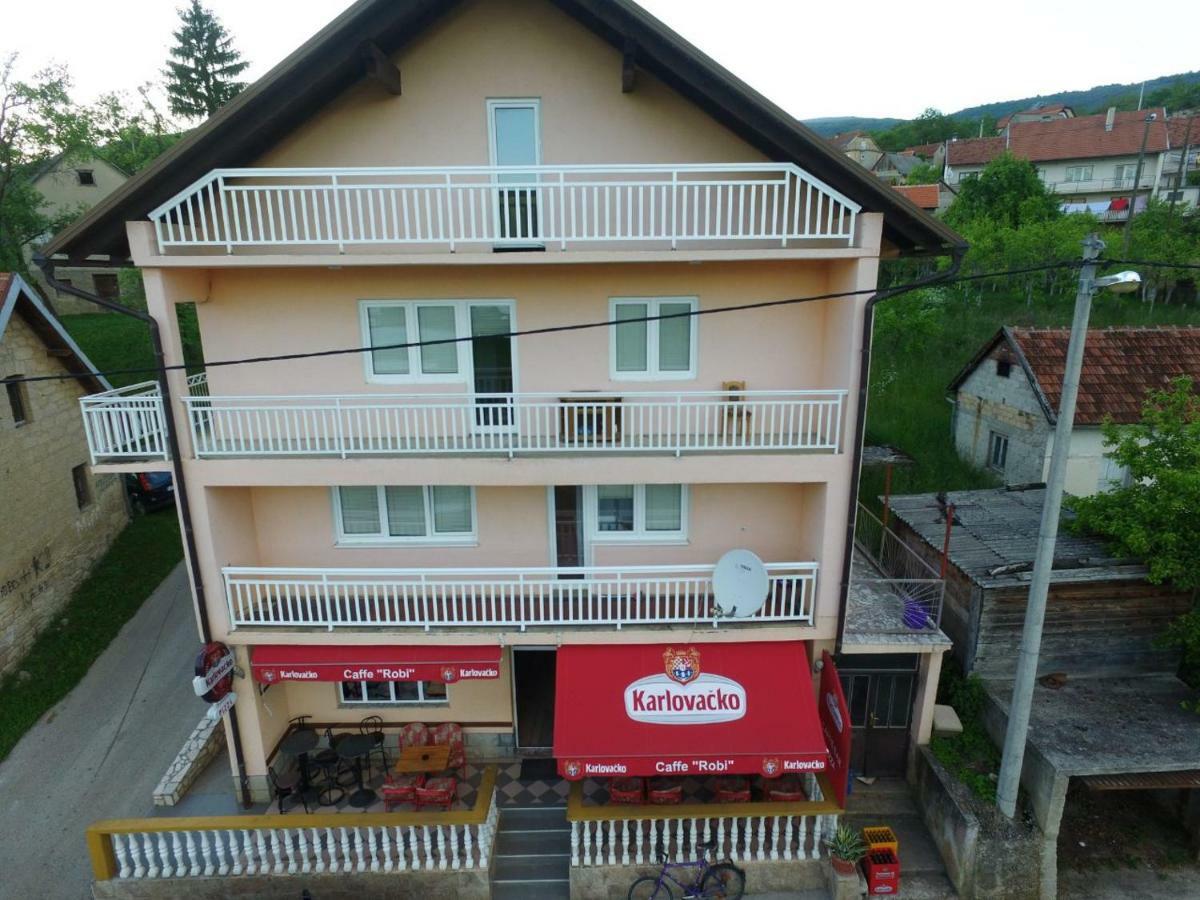 Apartman Malekin Apartamento Prozor Exterior foto